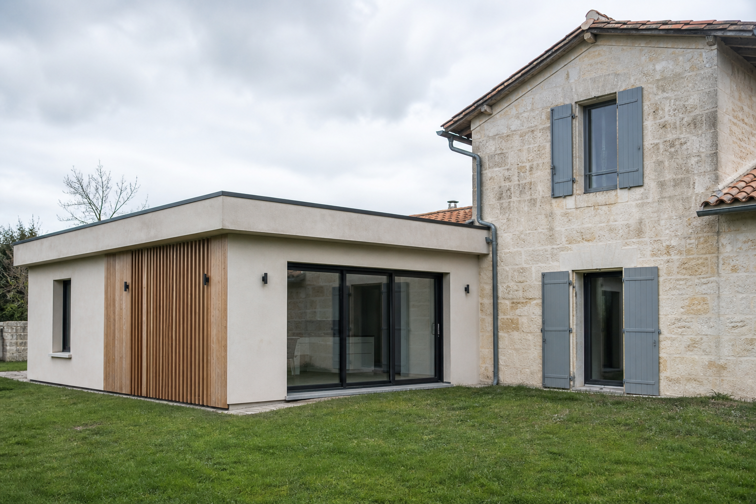 Extension contemporaine accolée à une maison existante